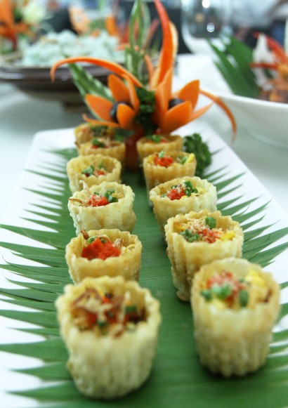 There is also the pai thee, a crispy thin pastry filled with a spicy yet sweet mix of vegetables and prawns.
