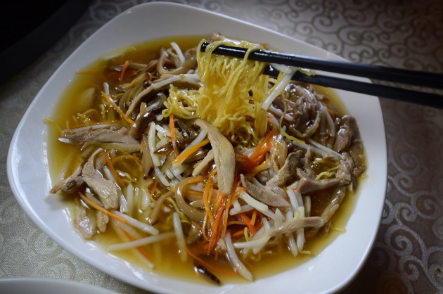 Crispy Noodles topped with sliced Duck Meat, mushrooms, beansprouts and carrots.