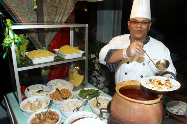 Chef Saiful pouring the Mee Rebus broth to complete the meal.