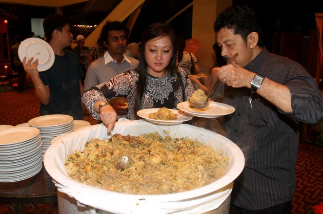 Guests helping themselves to the Nasi Beriyani Gam.
