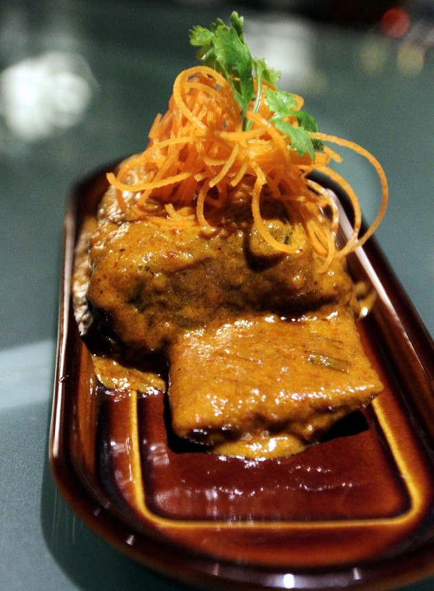 One of the dishes that has been given due attention is the succulent Long Rib Beef Rendang where meat falls off the bone easily, showcasing tenderness which melts in the mouth with every bite.