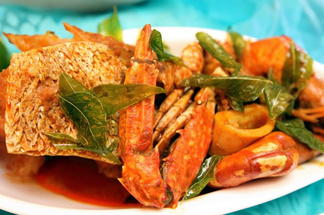 Aromatic, flavourful all in a wonderful mix of various seafood such as crab, prawn, squid and fish prepared curry style.