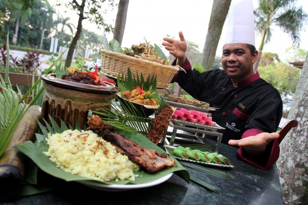 Chef Ibrahim showing off the delicious Malay delicacies available at Palm Garden Hotel this Ramadan.