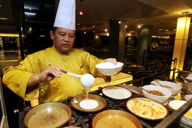 Chef Suhaimi preparing apam balik at the Paya Serai restaurant at Hilton Petaling Jaya.