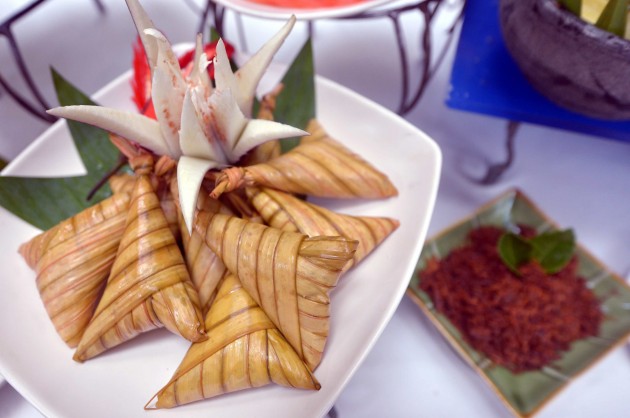 Ketupat palas served with serunding daging.