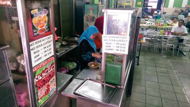 Mee rebus being prepared for customers at the makan place.