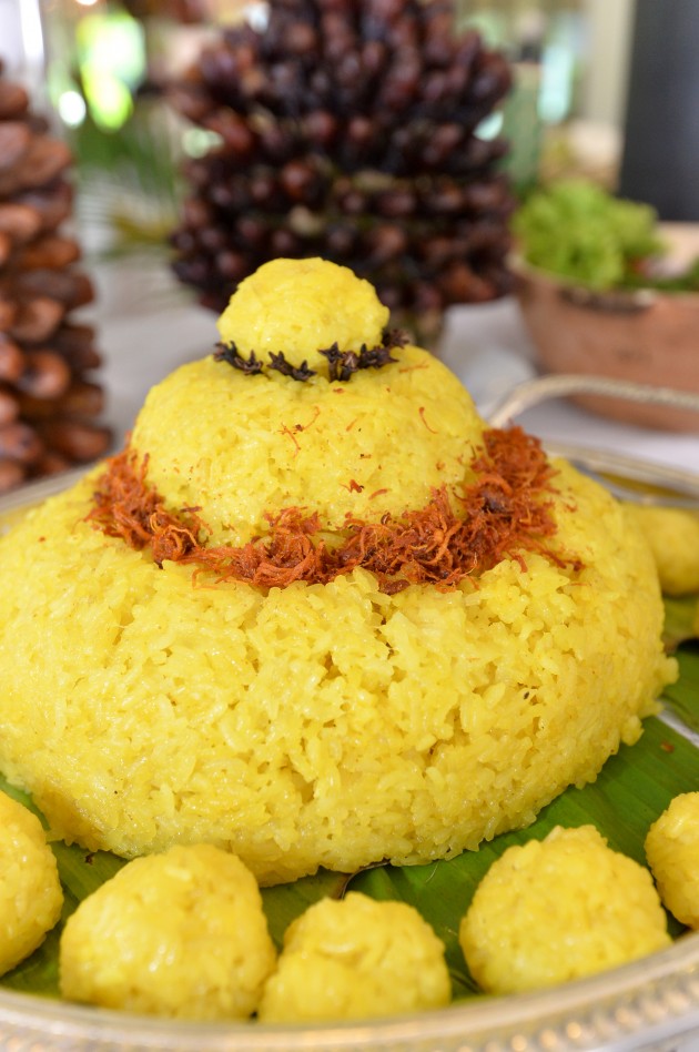 Pulut kuning is usually eaten with chicken or beef curry.