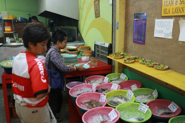 Customers can select the fresh seafood at the gulai kalut shop.