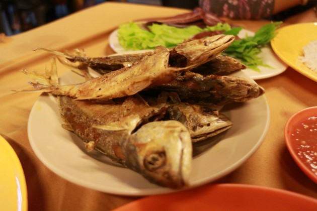 Deep-fried crispy Indian mackerels are part of the tasty dishes offered at Halim GP.