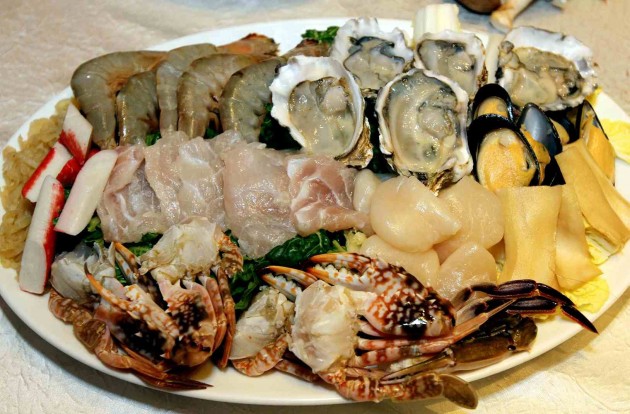 The Seafood Set at Celestial Court includes Sea abalone slices, white Prawn, flower Crab, mussels, fish slices, jelly fish, crab sticks, fresh oysters, scallops, assorted vegetables, chicken farm egg and rice vermicelli.