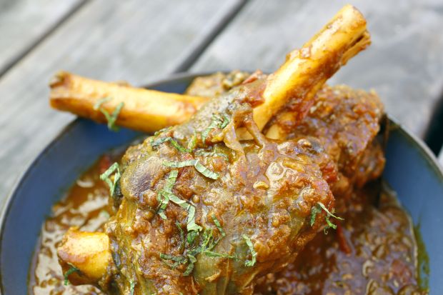 Lamb shank and apricot curry