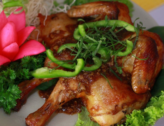 Kai Yang Phad Prik Thai Dam (roast chicken Thai style with black pepper sauce).