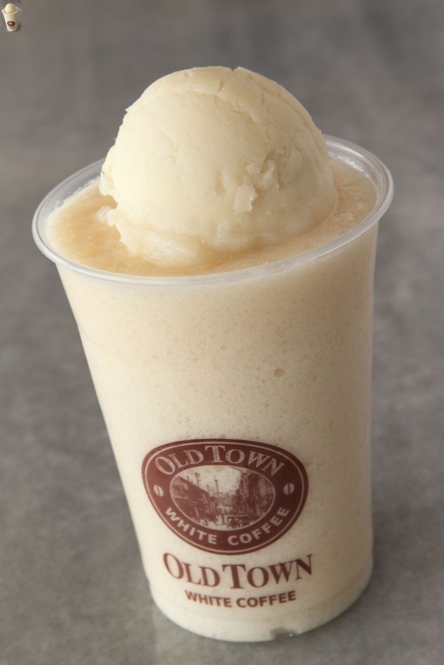 The Peanut White Freezy™ is a good drink to cool down with after the White Curry’s spiciness.