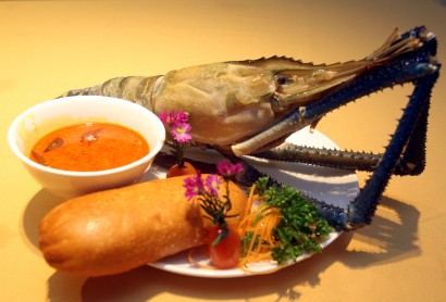The Indian Curry River Prawn served with hot bread on the side.