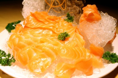 The Norwegian salmon slices placed on top of shaved ice and with ice carving as the backdrop that won me over.