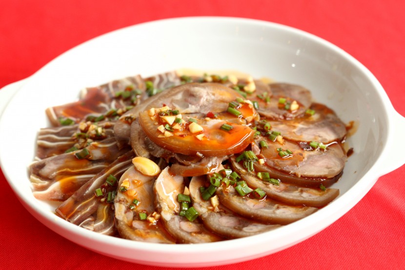 Appetiser: Assorted Marinated Meat consists of thinly sliced cuts of beef, pig’s trotters and pig’s ears.