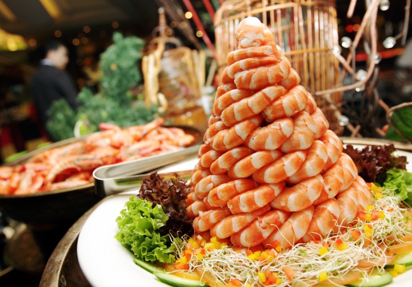 Chilled tiger prawn tower featuring large, juicy prawns on a bed of salad. 