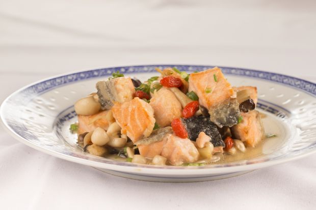 Fried Salmon with Mushrooms and Wolfberries