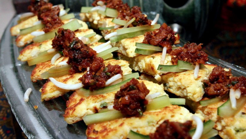The Tauhu Telor is a staple dish in Indonesia, garnished with onion and sambal. 