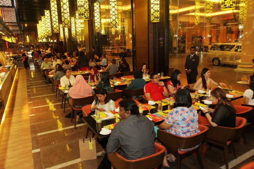 With a seating capacity of 362, the restaurant is divisible into three dining areas with its own characteristic design.