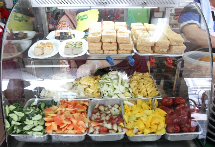 A variety: Ateng Rojak uses seven different types of fruits for their rojak buah. They also serve a variation of popiah and tauhu bakar.