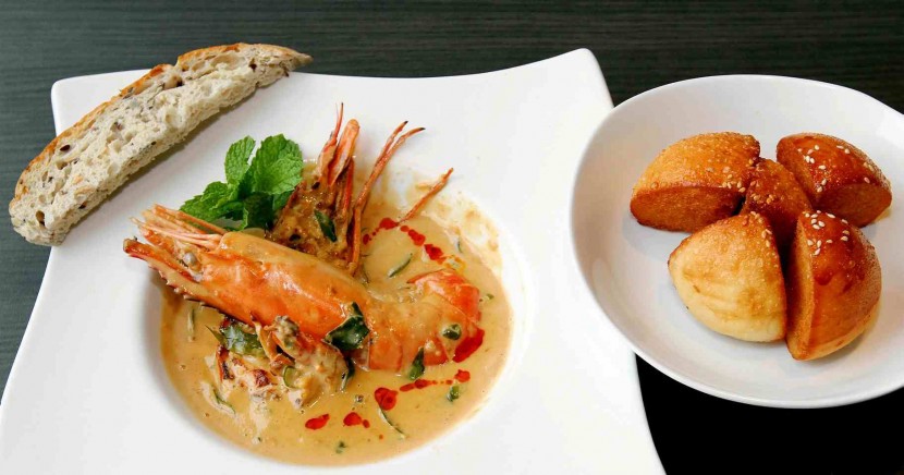 Sauteed in curry leaves and salted egg in a bird’s eye chilli coconut sauce, the XL King Prawn is accompanied by a Vienna milk bun.