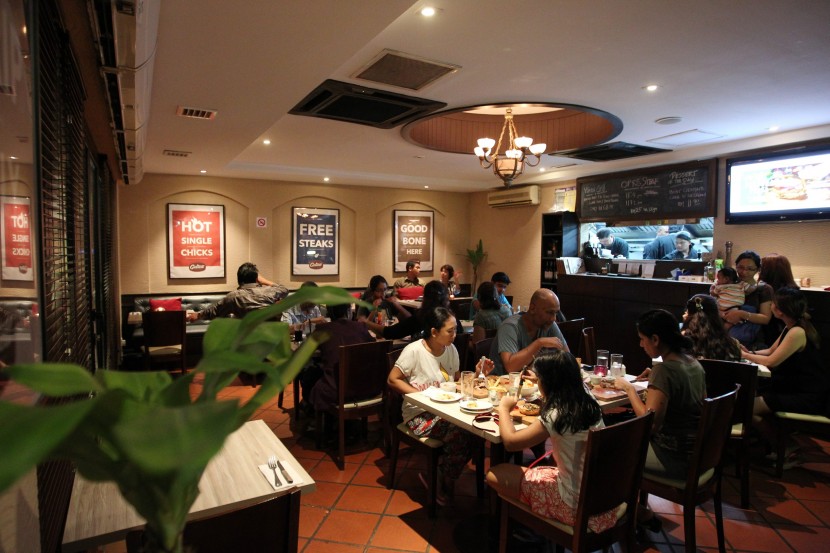 The newly furbished Castell GastroBar gives diners a comfortable setting for meals. 