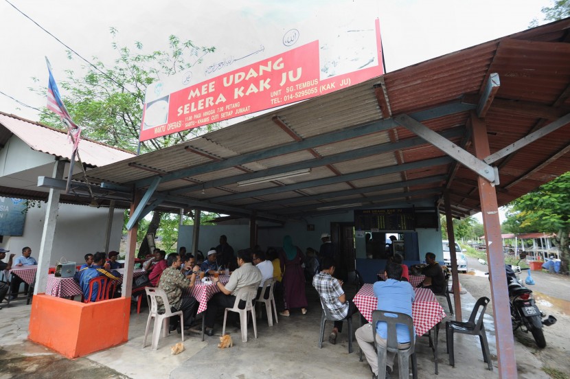Even though Mee Udang Kak Ju is at a remote northern corner of mainland Penang, the shack gets its share of packed hours at the fishermen's jetty in Sungai Tembus in Penaga, North Seberang Perai.