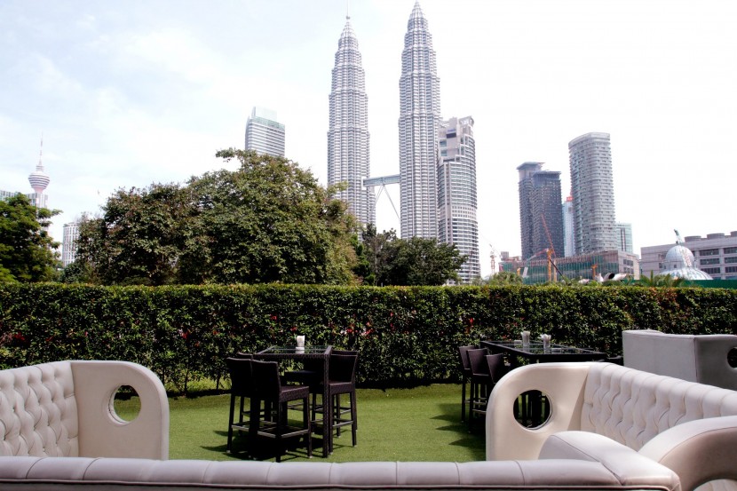 You can enjoy Sunday Roast at Marble 8 with a stunning backdrop of KLCC. 