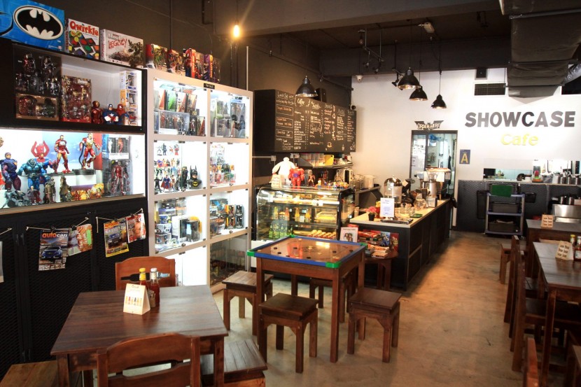 Showcase Cafe has a collection of comics, magazines, and even a carrom board and board games, which customers can play.