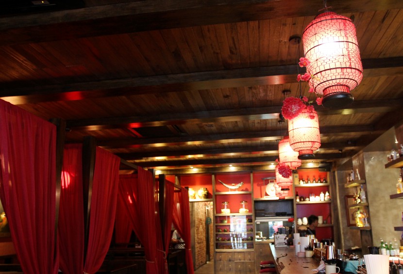 The restaurant's decoration is inspired by the 1920's Chinese elements in Shanghai. 