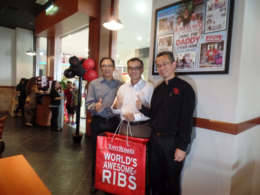 (From left) Coramax Mall director Alan Sim, Ang and Grand Companions business unit manager Muhammad Adam Mah at the opening of the Tony Roma’s Kuching outlet.
