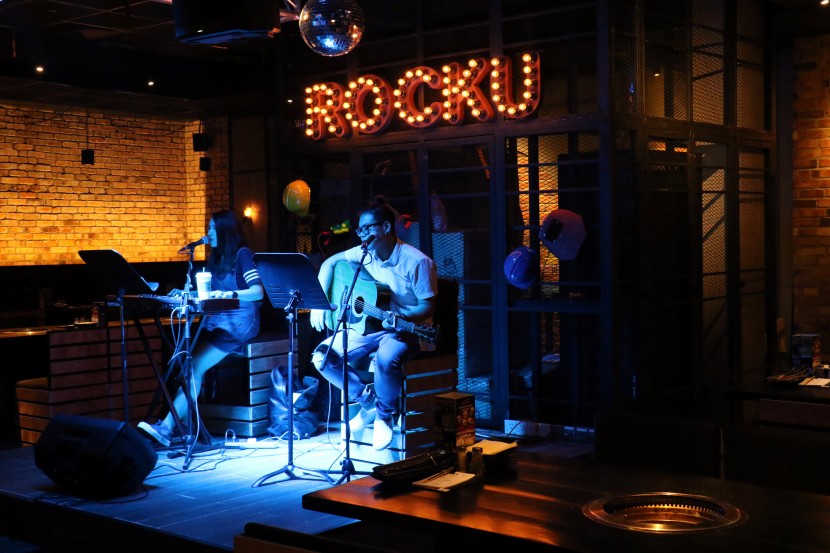 Rocku’s decor strikes just the right balance as a place that provides rocking good music and great barbecue.