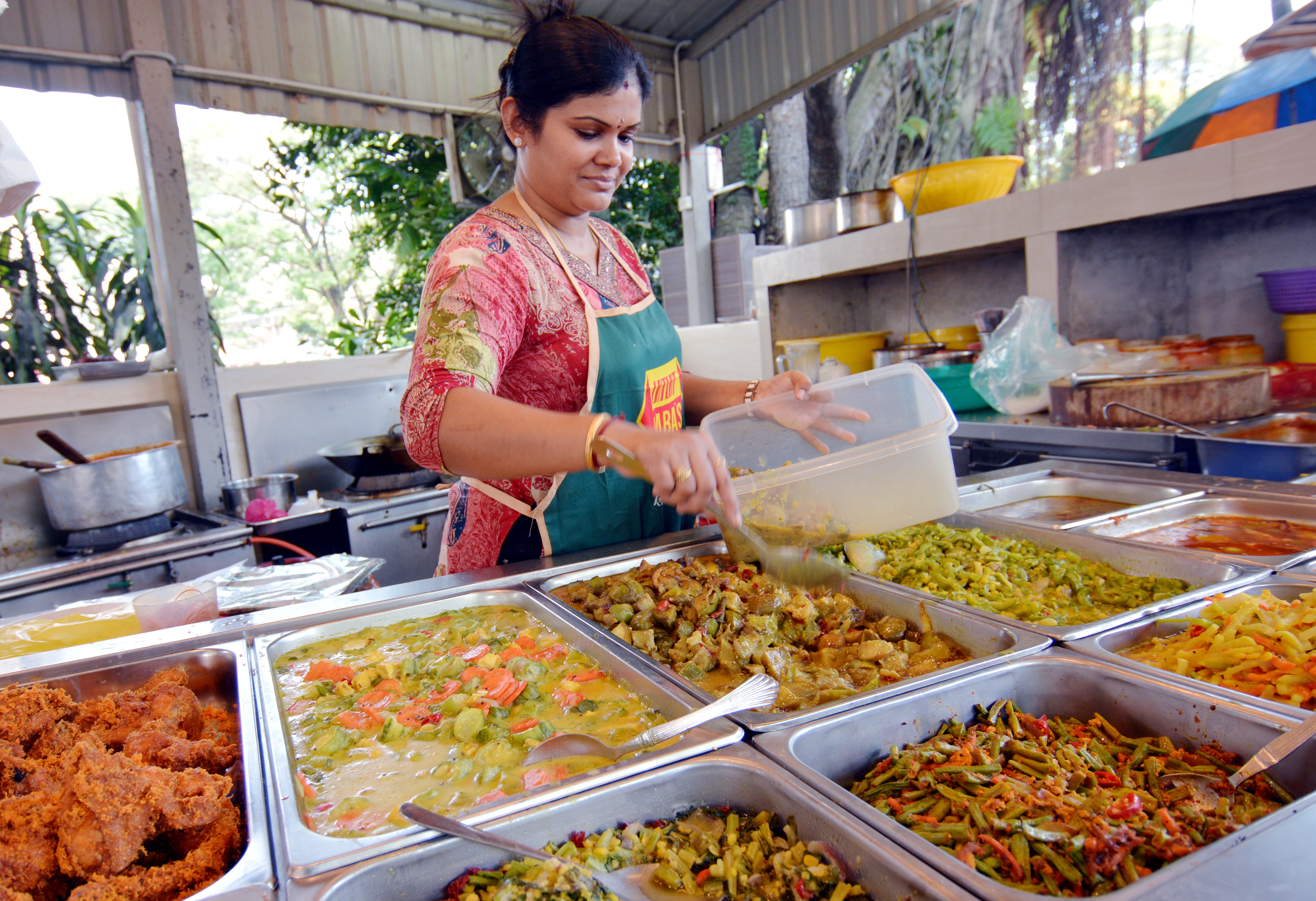 SSSC food stall: Home-cooked meals under a tree