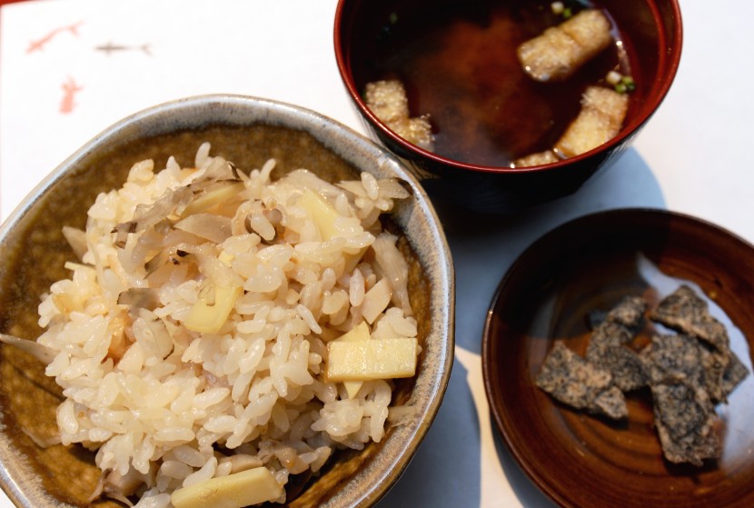 The takenoko oshokuji (bamboo shoot rice) comes with miso soup and salted seaweed to lend some saltiness to the rice. 