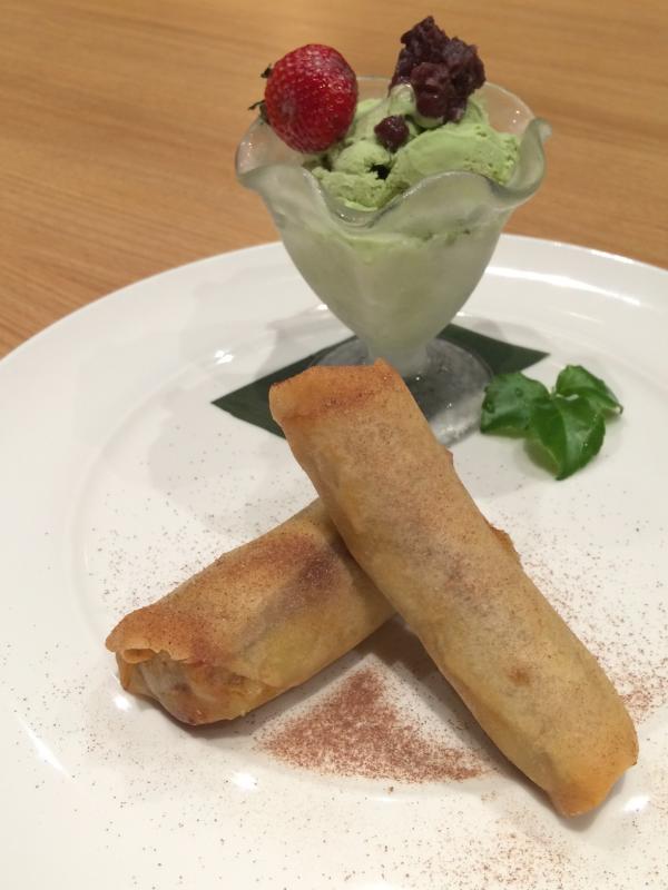 Deep fried banana with spring roll skin served with green tea ice cream