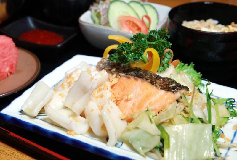 The Ika To Shake Teppan consists of stir-fried squid and salmon fillet with garlic butter sauce and served with assorted vegetables.