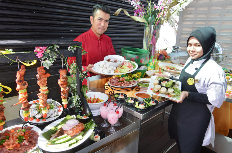 Break fast over a sumptuous spread of local favourites at Hotel Sentral Seaview's Selera Malaysia festive buffet.