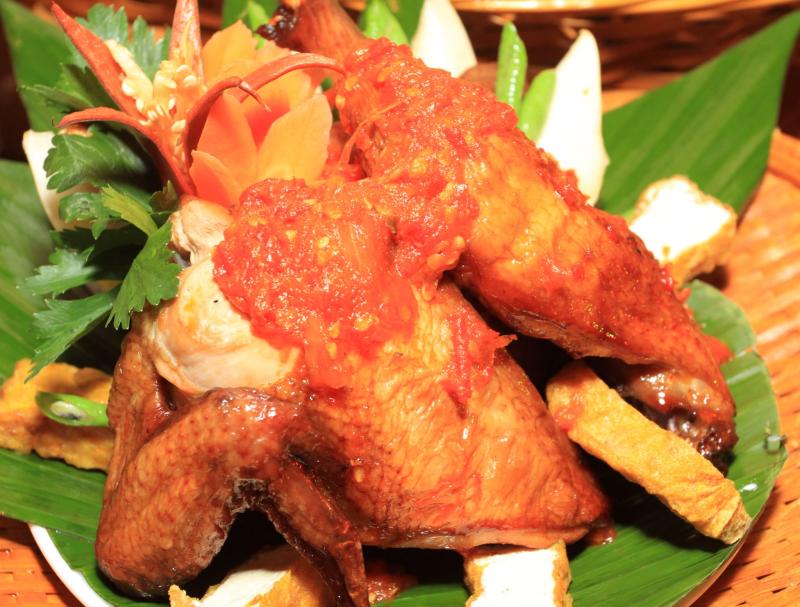 Despite the fierce appearance of the chilli paste, this straight-fowardly named Ayam Penyet Cili Merah is perfect to go with the seafood or normal briyani at Grand Seasons Hotel's Ramadan break fast.