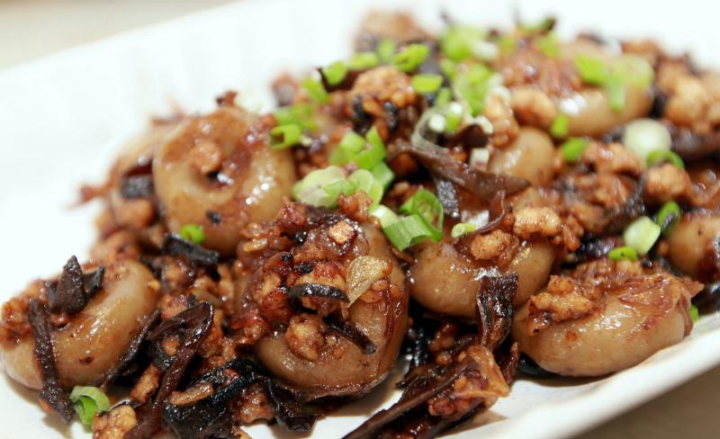 A traditional Hakka dish - yam buttons in mince meat and black fungus.