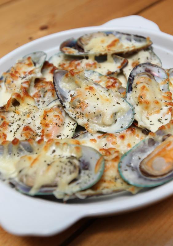 The Creamy Cheesy Mussels is an appetising starter.