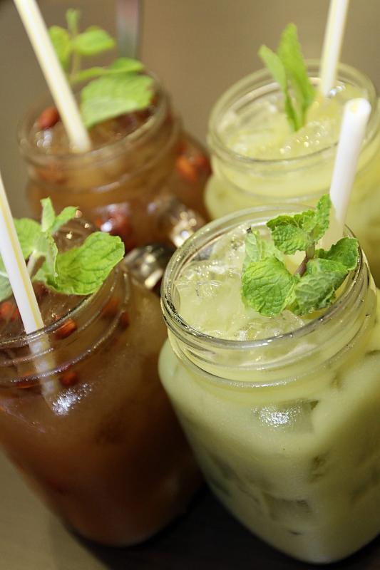 Cool off with some asam jawa pineapple juice and kedongdong juice.