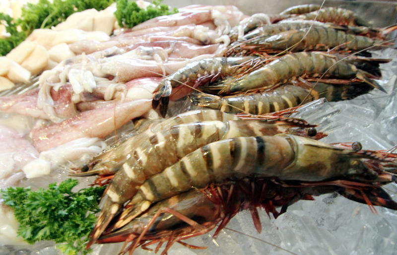 Fresh jumbo prawns ready to be grilled.