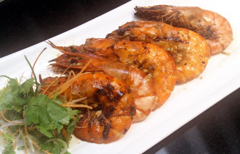 Seafood lovers should try the Jambary Mashwi (Grilled Prawns with Saffron Sauce).