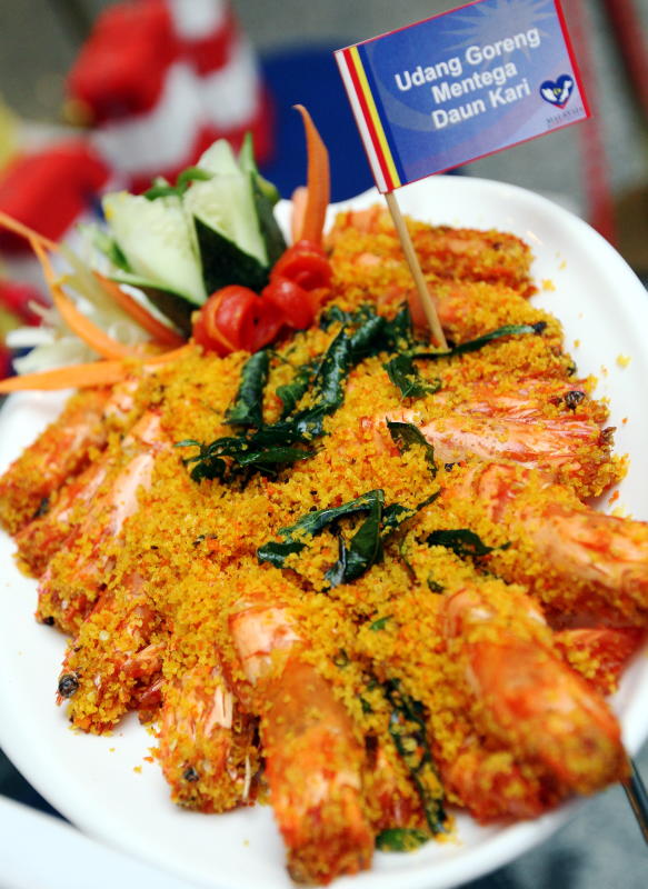 The mixture of curry leaves, butter and prawns are a delicious and mouthwatering combination.