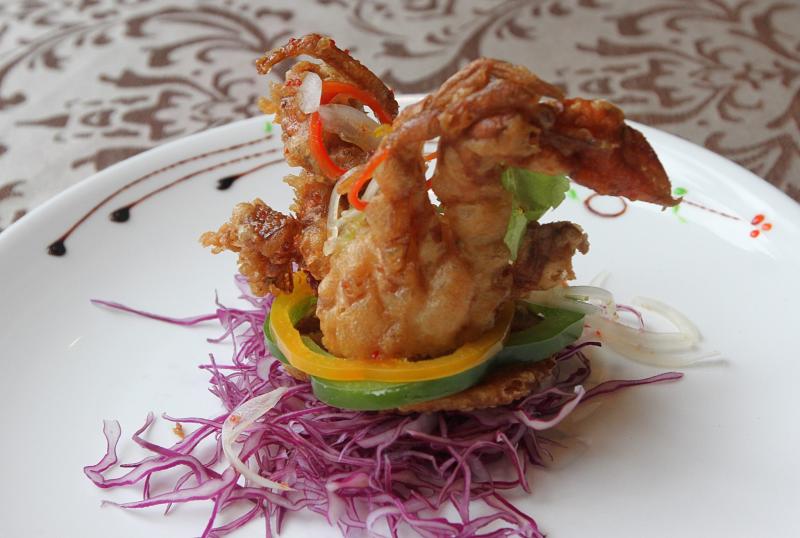 The crunchy deep-fried soft shell crab was served on a pool of red cabbage and sliced capsicum.