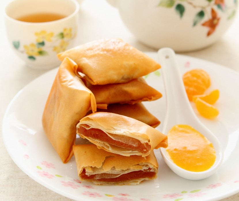 Kum Jiong Nin Koh (Deep-fried Glutinous Rice Cake Parcels with Mandarin Orange Coulis)